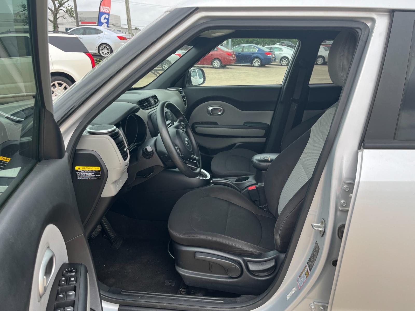 2016 SILVER /black Kia Soul Base 6A (KNDJN2A28G7) with an 1.6L L4 DOHC 16V engine, 6A transmission, located at 14700 Tomball Parkway 249, Houston, TX, 77086, (281) 444-2200, 29.928619, -95.504074 - Photo #8